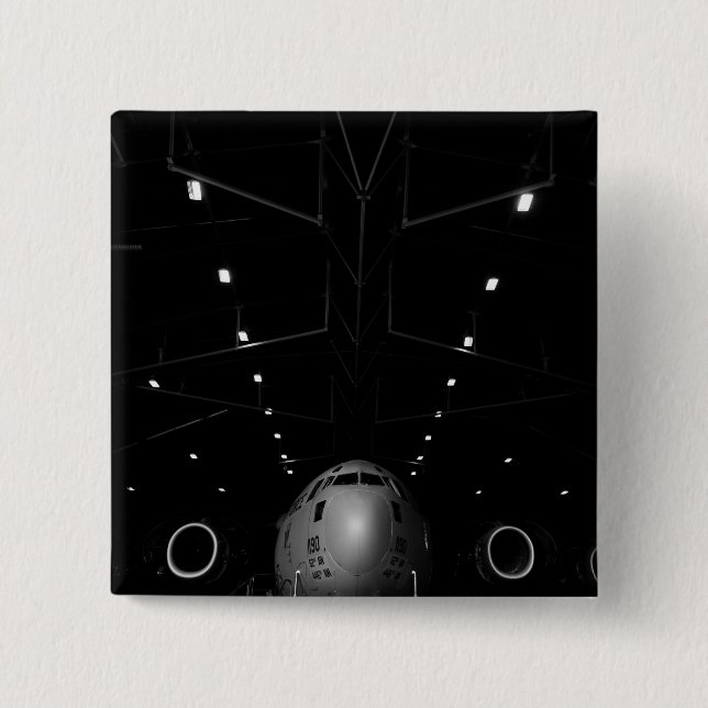 A C-17 Globemaster III sitter i en hangar Knapp (Framsida)