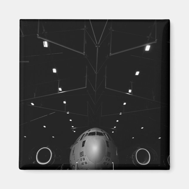 A C-17 Globemaster III sitter i en hangar Magnet (Framsidan)