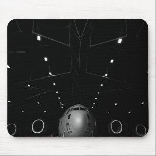 A.C. - 17 Globemaster III sitter i en hangar Musmatta