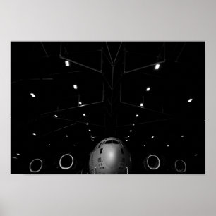 A C-17 Globemaster III sitter i en hangar Poster