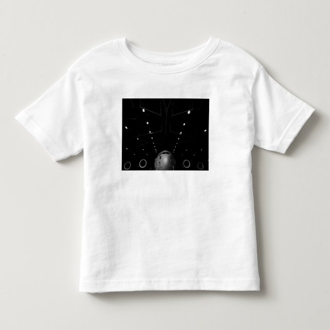 A C-17 Globemaster III sitter i en hangar T Shirt (Framsida)