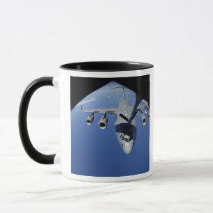 A.C. - 17 som Globemaster III mottar, tankar 2 Mugg