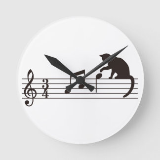 A Cat Toying with Notes Rund Klocka