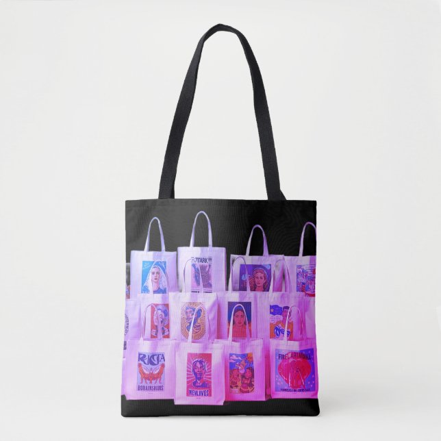 A Collection of Tote Bags on a Roomy Tygkasse (Framsida)