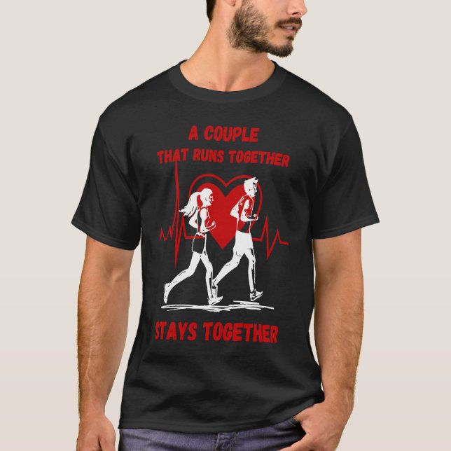 A Couple that Runs Together Stays Together Maratho T Shirt (Framsida)