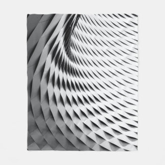 A curved facade covered in white latticework fleecefilt