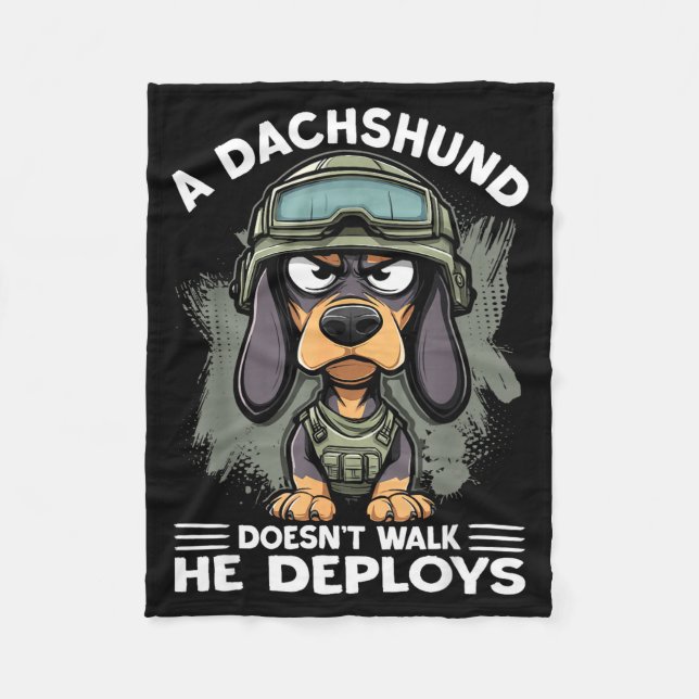 A Dachshund Doesn’t Walk He Deploys _ Wiener Dog  Fleecefilt (Framsidan)