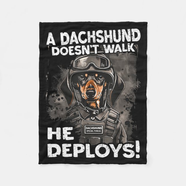 A Dachshund Doesn’t Walk He Deploys _ Wiener Dog  Fleecefilt (Framsidan)