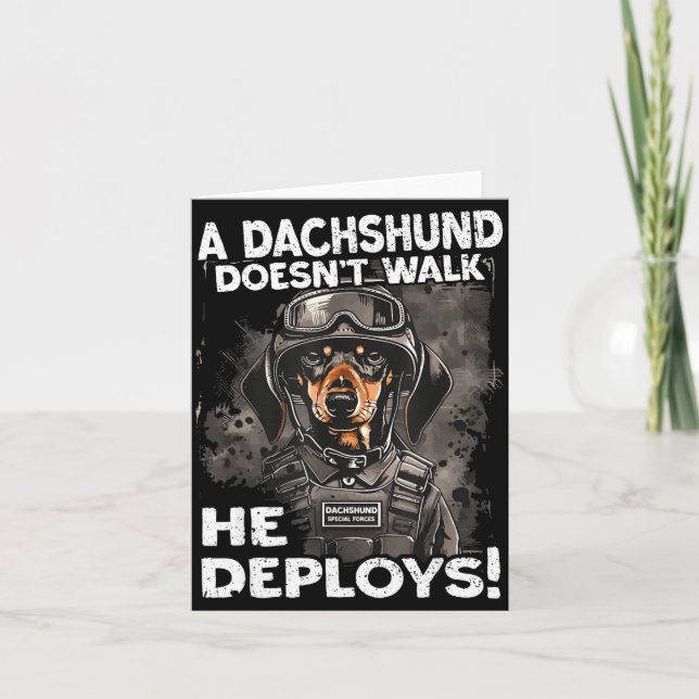 A Dachshund Doesn’t Walk He Deploys _ Wiener Dog  Kort (Framsida)