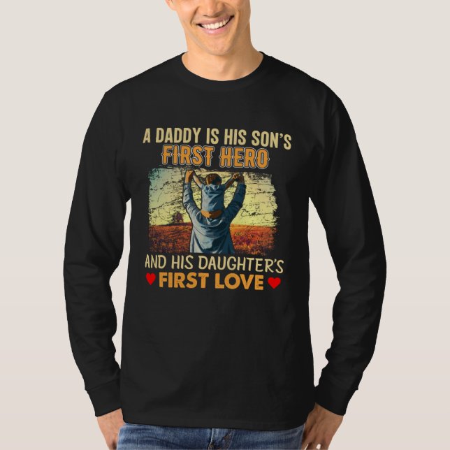 A Daddy Is His Sons First Hero and His Doughters F T Shirt (Framsida)