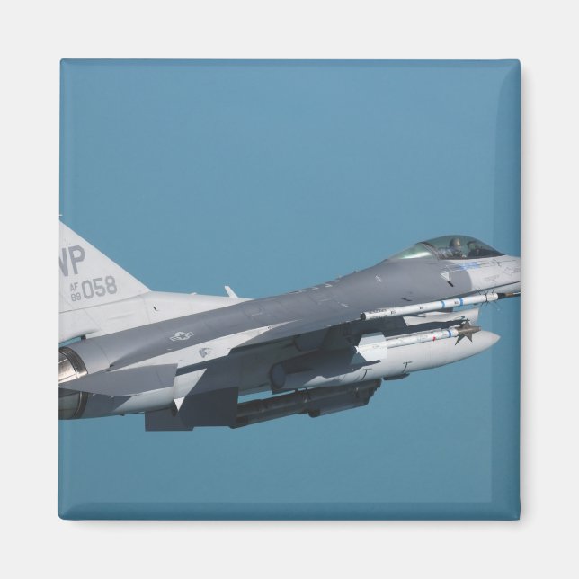 A F-16 Fighting Falcon in flight Magnet (Framsidan)