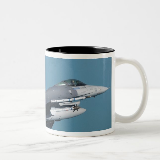 A F-16 Fighting Falcon in flight Två-Tonad Mugg (Höger)