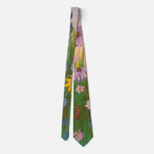 A fält fullt av blommor av vild slips