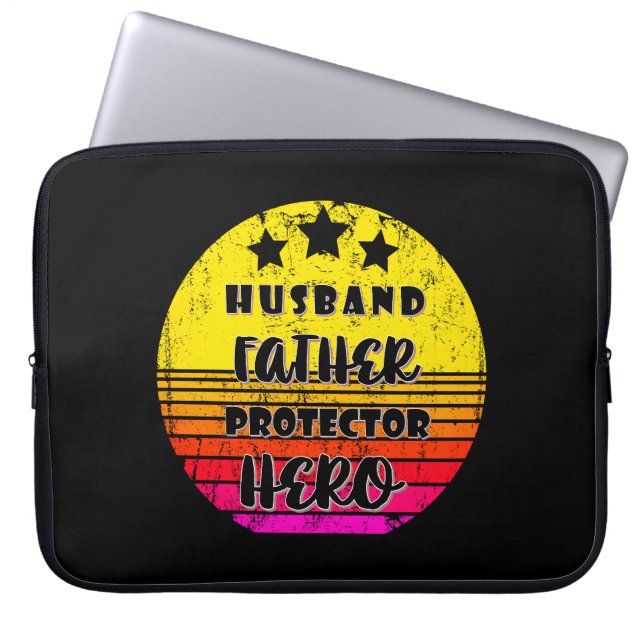 A FATHER IS PROTECTOR AND HERO. LAPTOP FODRAL (Framsidan)