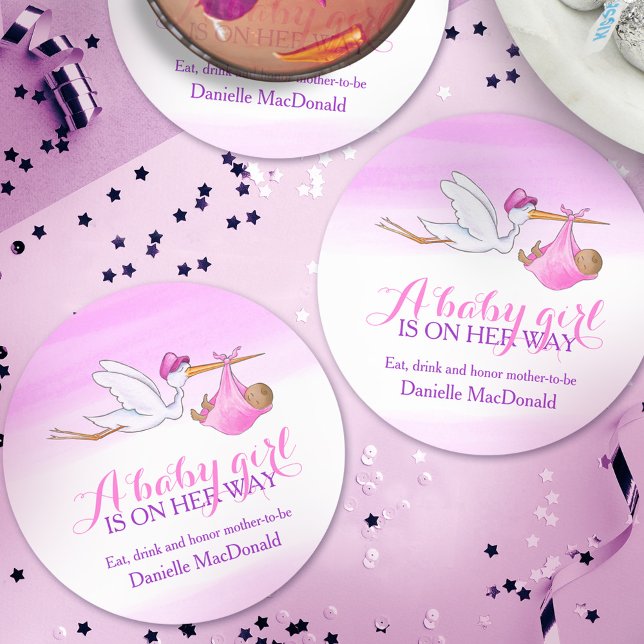 A flicka är på väg att storma rosa underlägg papper rund (Skapare uppladdad)