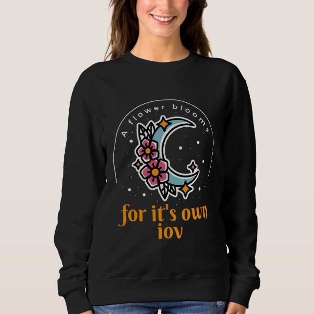 A Flowers Blooms For It's Own Joy Moon & Flower Pr T Shirt (Framsida)