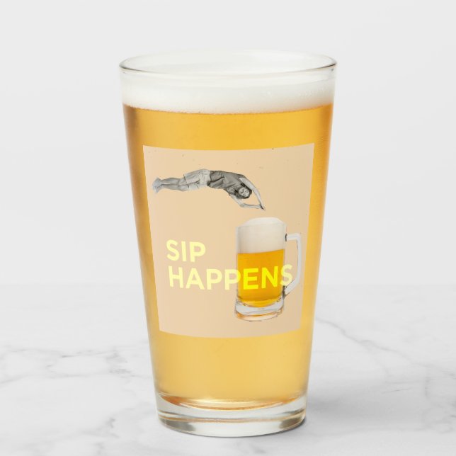 A fun and quirky “Sip Happens” pint glass Glaskopp (Framsida fylld)