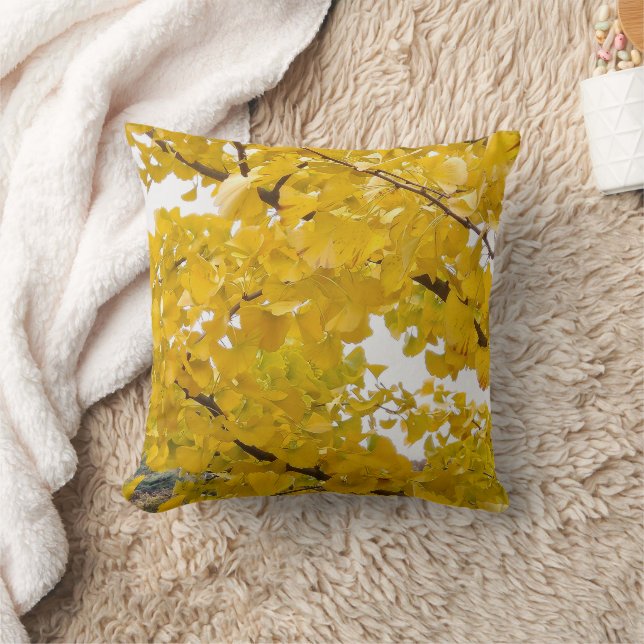 a ginkgo tree that embraces autumn kudde (Filt)