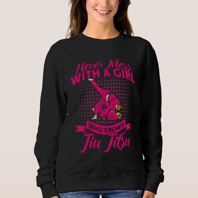 A Girl Who Knows Jiu Jitsu Brazilian Jiu Jitsu T Shirt (Framsida)