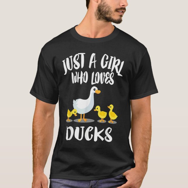 A Girl Who Loves Ducks  Duck Owner T Shirt (Framsida)