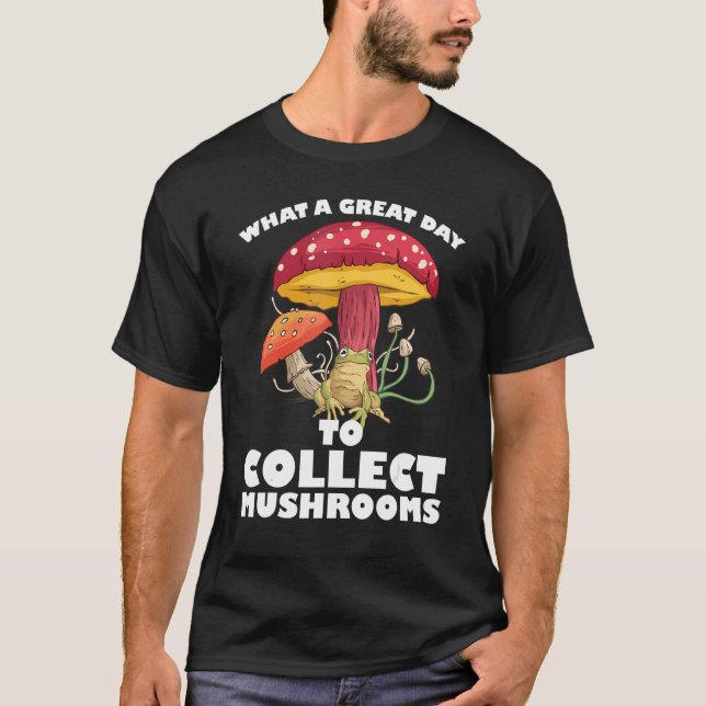 A great day to collect Mushrooms Mushroom Hunting  T Shirt (Framsida)
