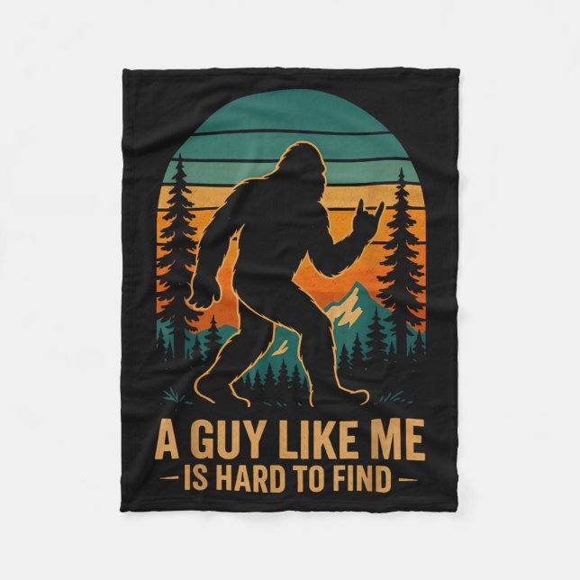 A Guy Like Me Is Hard To Find Bigfoot Funny Hiking Fleecefilt (Framsidan)