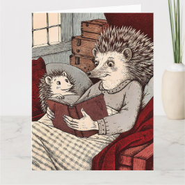 A Hedgehog i ett täcke som läser bok i Kort
