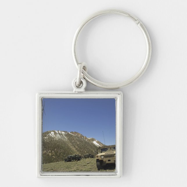 A Humvee är parkerat på återsändningsstället Fyrkantig Silverfärgad Nyckelring (Framsidan)