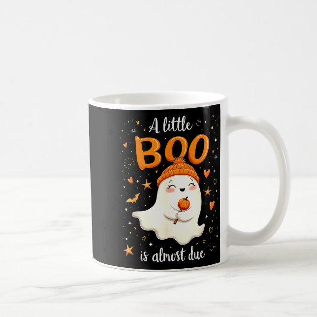 A Little Boo Is Almost Due Expecting Mom Halloween Kaffemugg (Höger)
