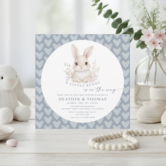 A Little Bunny Dusty Blue QR Code Baby Shower Inbjudningar (Skapare uppladdad)