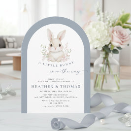 A Little Bunny Elegant Dusty Blue Arch Baby Shower Inbjudningar