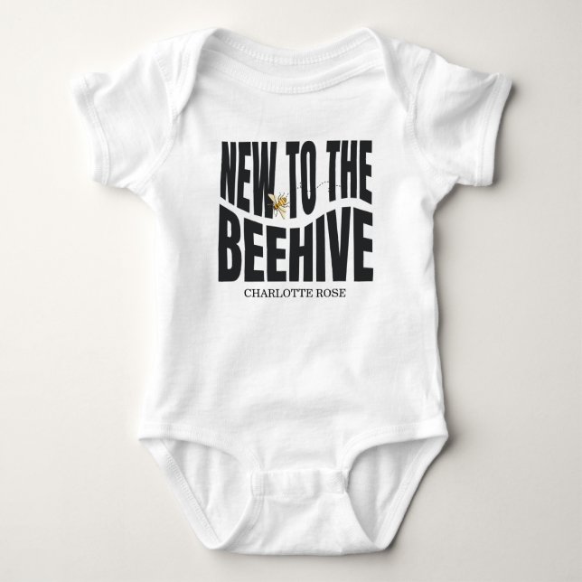 A little Honey Is On The Way Baby Shower T Shirt (Framsida)