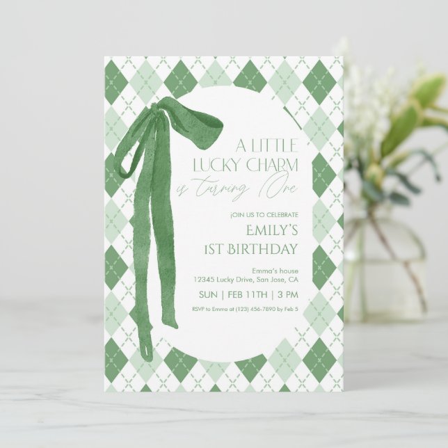 A Little Lucky Charm Is Turning One Invitation Inbjudningar (Stående Fram)