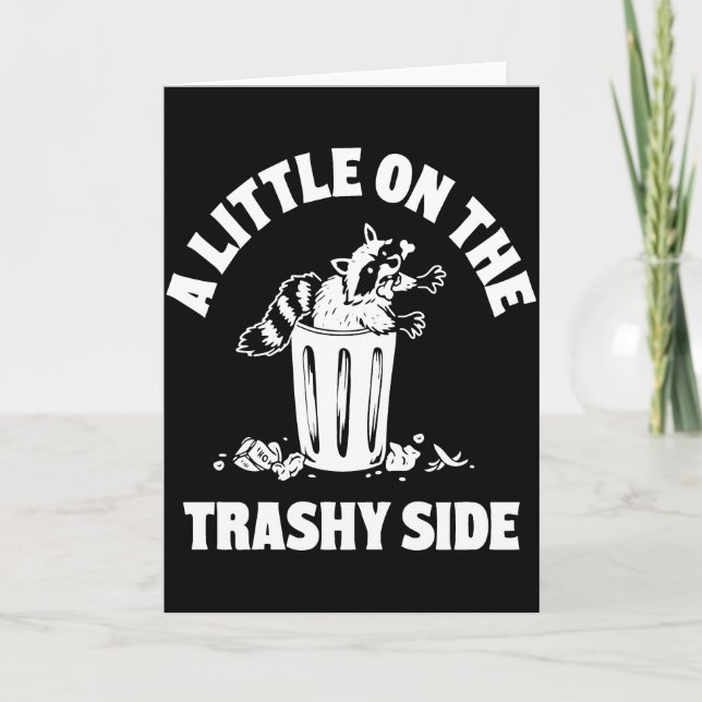 A Little On The Trashy Side – Funny Raccoon Trash Kort (Framsida)