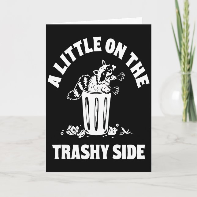 A Little On The Trashy Side – Funny Raccoon Trash Kort (Framsida)