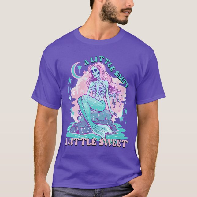 A Little Salty A Little Sweet Mermaid Skeleton Sum T Shirt (Framsida)