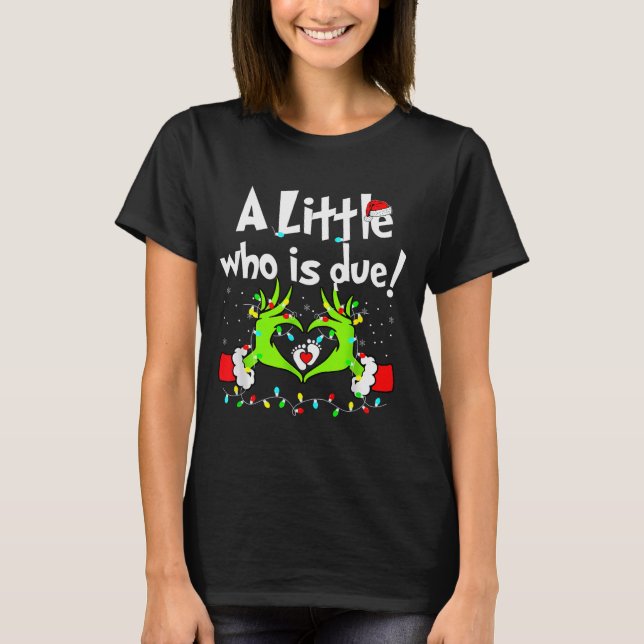 A Little Who Is Due Christmas Pregnancy Announceme T Shirt (Framsida)