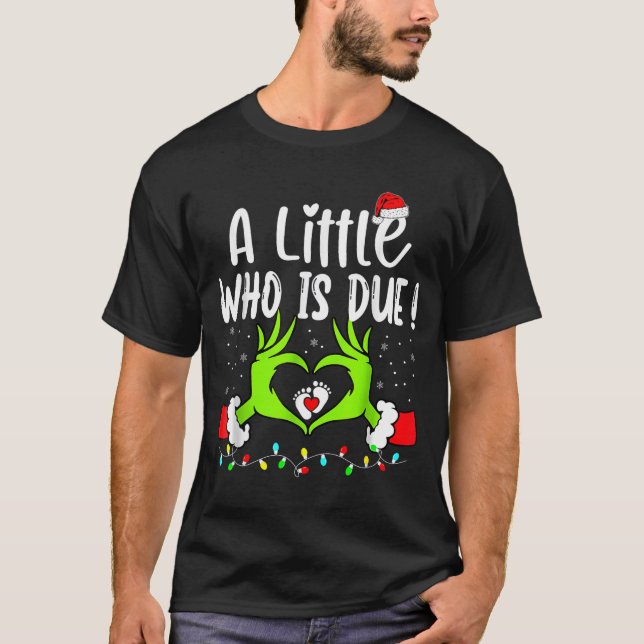 A Little Who Is Due Funny Christmas Pregnancy Anno T Shirt (Framsida)