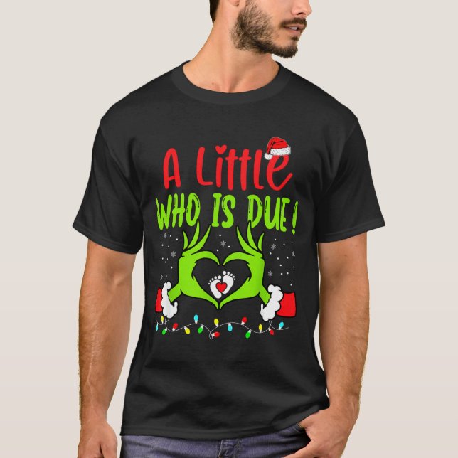 A Little Who Is Due Funny Christmas Pregnancy Anno T Shirt (Framsida)
