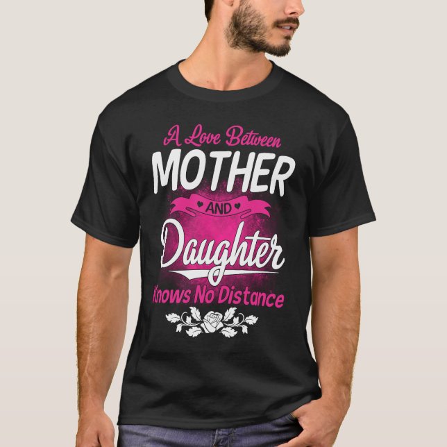 A Love Between Mother And Daughter Knows No Distan T Shirt (Framsida)