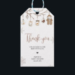 A Merry Little Winter-favorittaggar Presentetikett<br><div class="desc">Lägg till en skrynkling av sötheten till dina babyduschfavoriter med våra favoritmärkningar för julbabyskor utskrivbara. De här anpassadets märkre är den perfekt som avslutar beröring till dina gåvor. De är utformade på grund av älskling i baby. Anpassa för att skapa en minnesvärd keepé som fångar firande glädje! BS975</div>