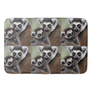 **"A Mor Kärlek: Mummy och Baby Lemur Cuddling" Badrumsmatta