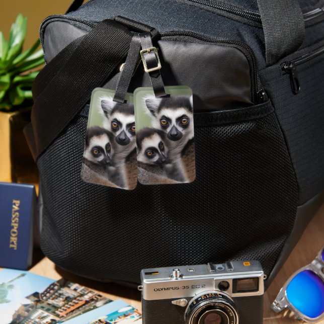 **"A Mor Kärlek: Mummy och Baby Lemur Cuddling" Bagagebricka (Fram & Baksida)