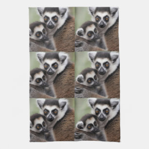 **"A Mor Kärlek: Mummy och Baby Lemur Cuddling" Kökshandduk