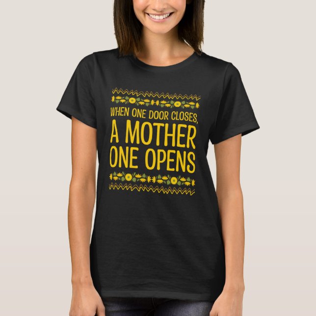 A Mother One Opens Motivational Quote Mom Inspirat T Shirt (Framsida)