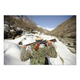 A Mujahadeen Guard går med USA:s militära memb Fototryck