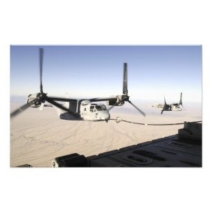 A MV-22 Osprey flyter mitt under flygningen Fototryck