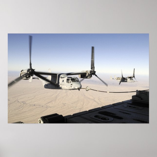 A MV-22 Osprey flyter mitt under flygningen Poster (Framsidan)