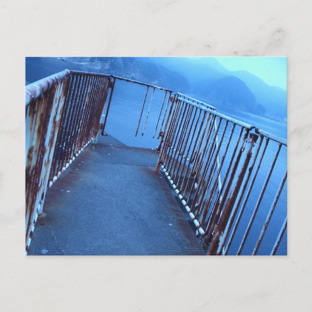 A mysterious and blue-gray and desolate seaside vykort (Framsida)