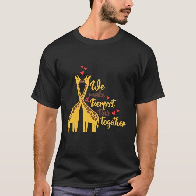A perfect pair and cute giraffe animal   nature t shirt (Framsida)
